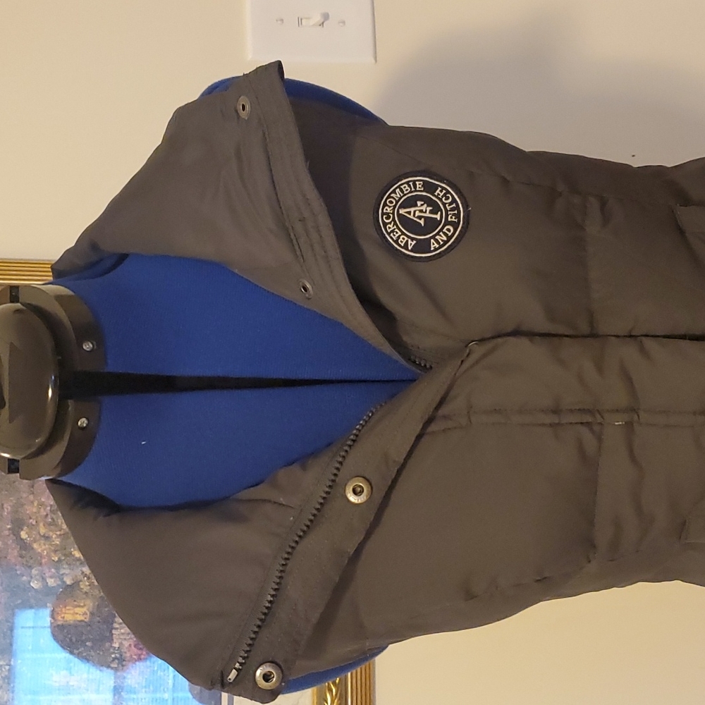 Abercrombie and Fitch puffer vest - Picture 2 of 6